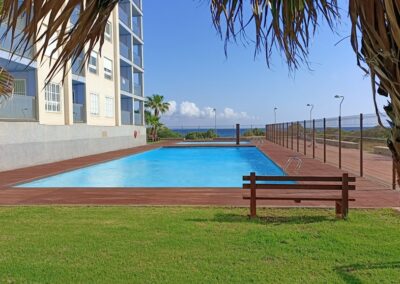 piscina-junto-al-mar